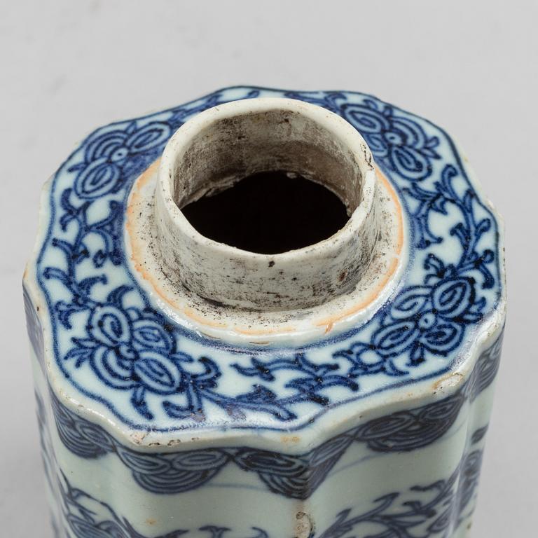 A blue and white tea caddy and a ginger jar, Qing dynasty, circa 1900.