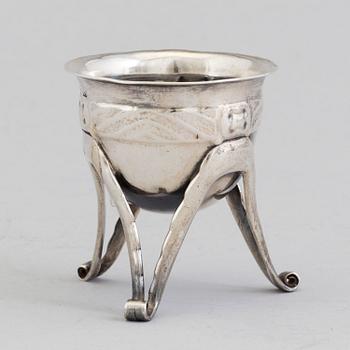 A Swedish Art Nouveau silver salt cellar with family crest Cederström, maker's mark Hugo Lundstedt, Gothenburg, 1912.