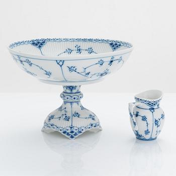 A 31-piece Royal Copenhagen 'Musselmalet' porcelain coffee set.