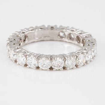 RING, 18K vitguld med 21 briljantslipade diamanter ca 2.35 ct. Vikt 3,7 gram.