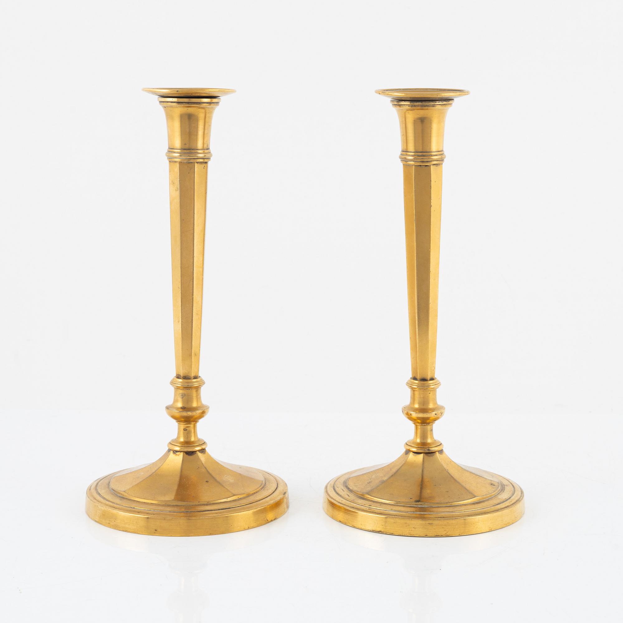 Ljusstakar, ett par, förgylld brons, Directoire-stil, omkring 1800, Frankrike.