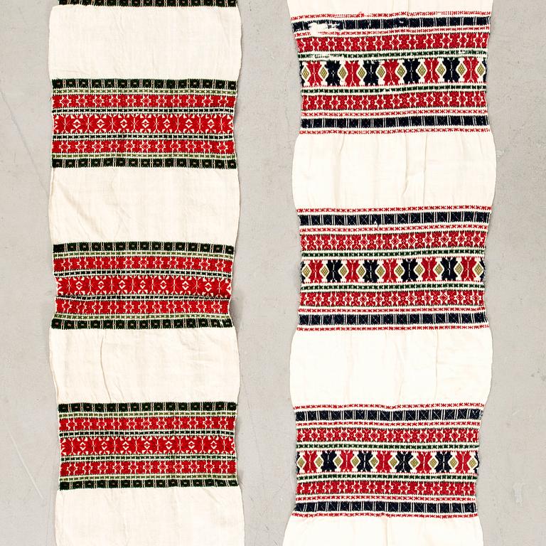 Hängkläden 2 st Blekinge 1800-talets andra hälft linne ca 279x45 cm samt 305x36 cm.