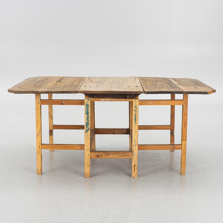 Gate leg table, 19th century.