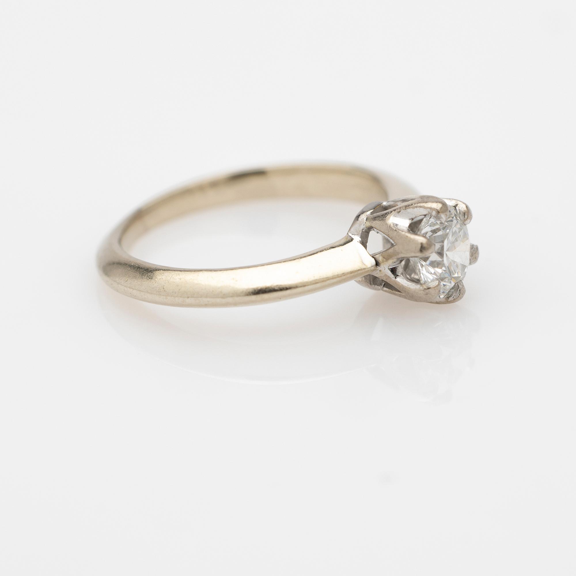 Ring, 14k gold with brilliant-cut diamond.