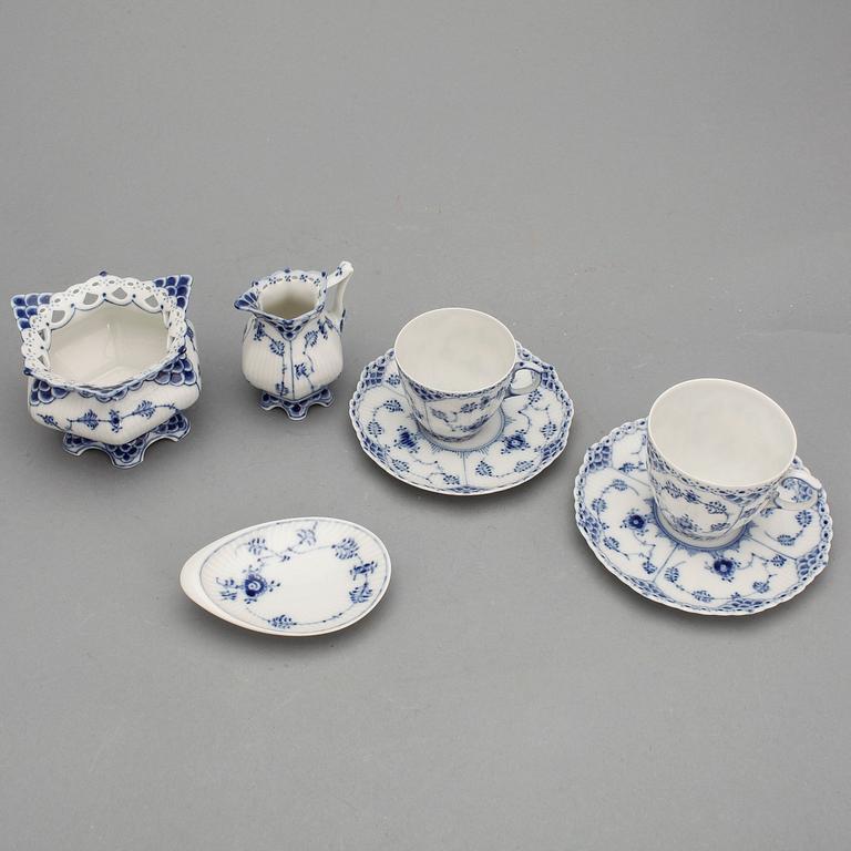 MOCCA samt KAFFESERVIS, 36 delar, porslin, "Musselmalet", Royal Copenhagen, Danmark, 1900-talets andra hälft.