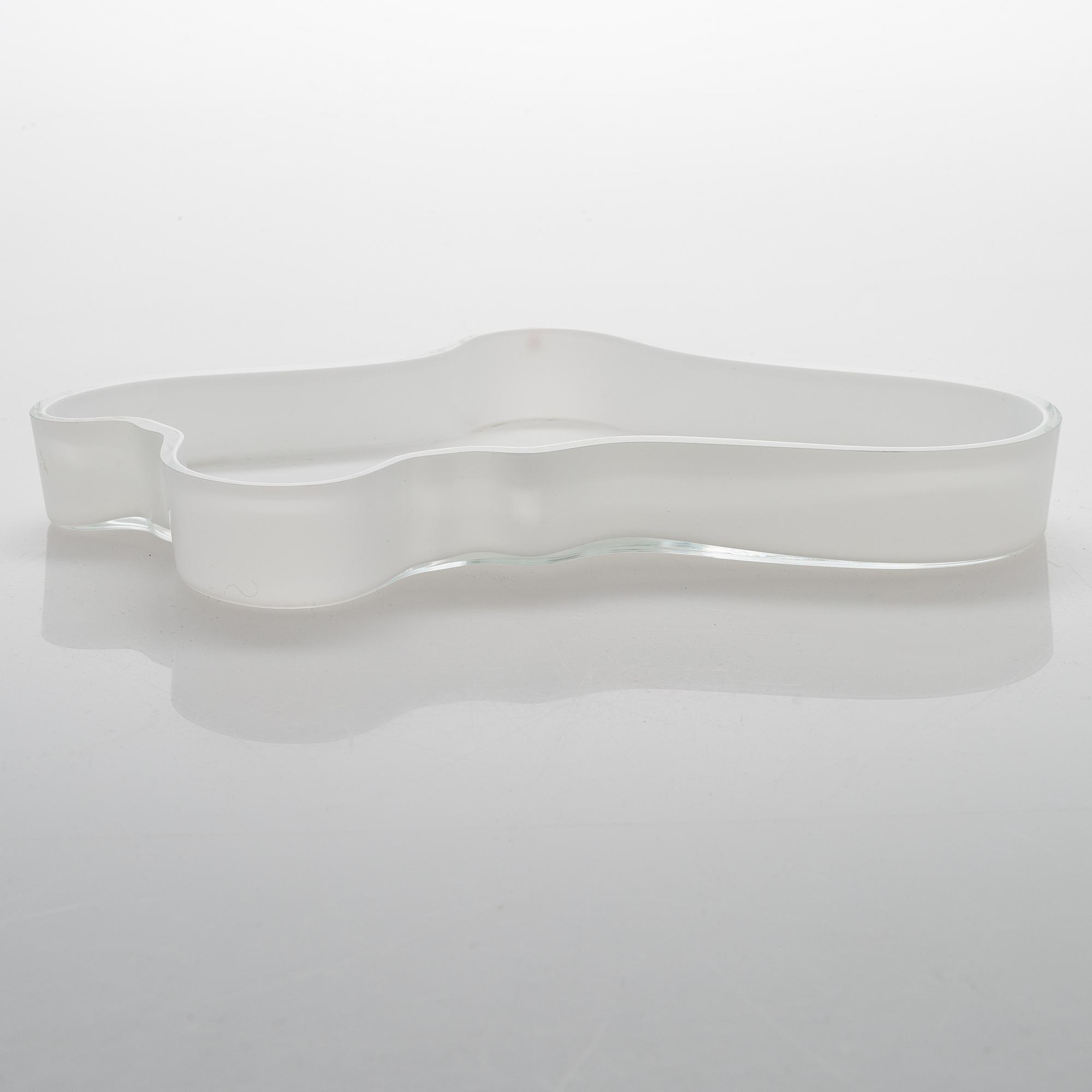Alvar Aalto a '3028' dish signed Alvar aalto 417/1989.