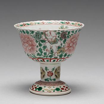 A famille verte stemcup, Qing dynasty, Kangxi (1662-1722).