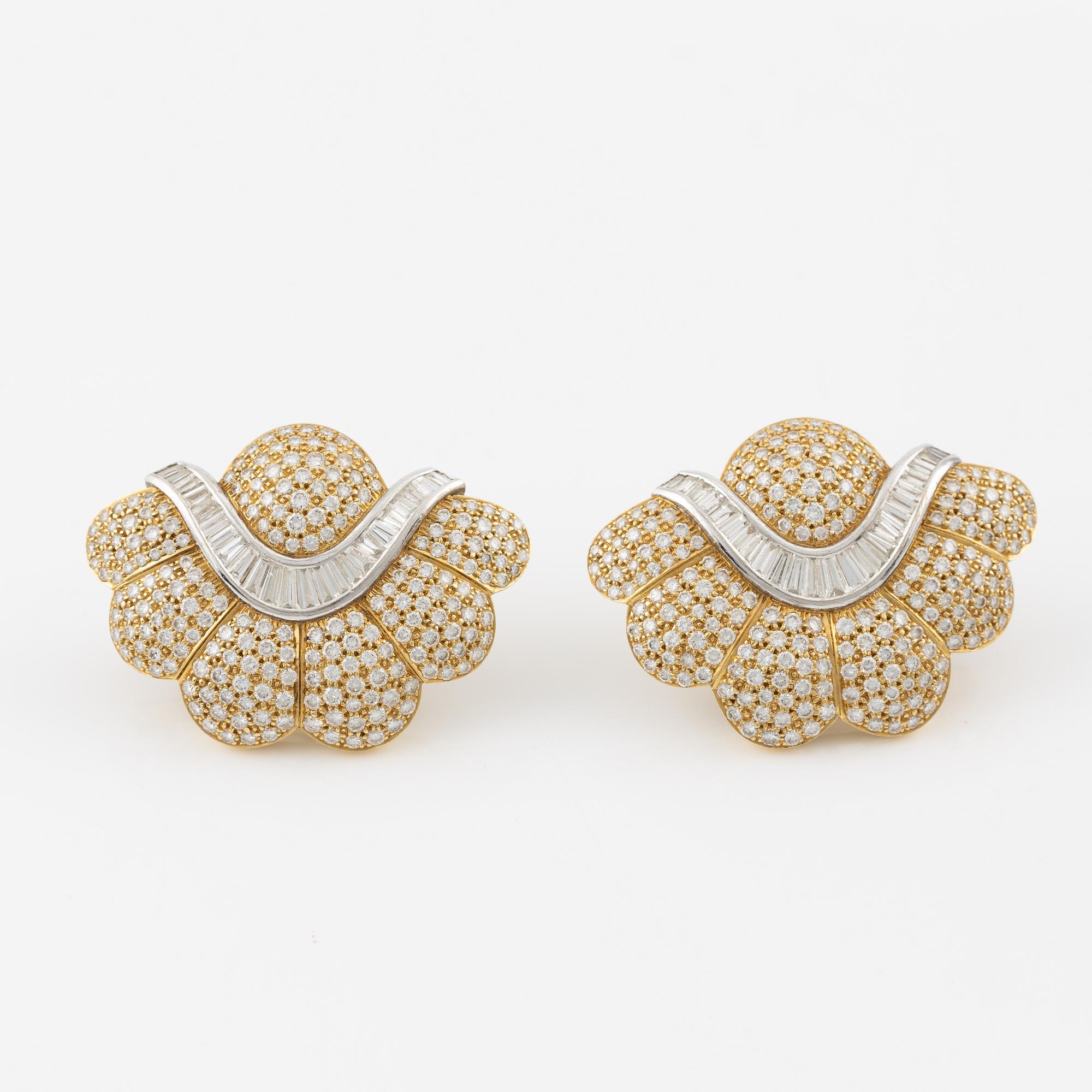 Earrings, 18K gold and white gold set with brilliant-cut and baguette-cut diamonds.