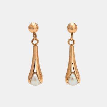 Elis Kauppi, A pair of 14K gold earrings with cultured pearls. Kupittaan kulta, Turku 1970s.