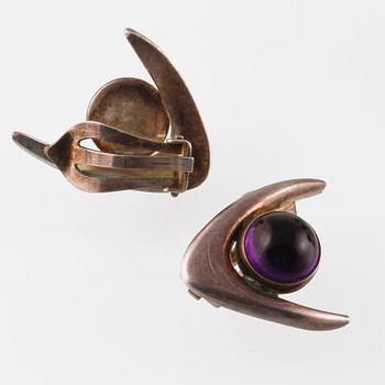 GARNITYR, 3 delar, sterllngsilver med cabochonslipade ametister, Arne Johansen, Roskilde. Vikt 100,4 gram.