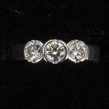RING, vitguld 14K med tre diamanter, tot. ca. 1 ct.