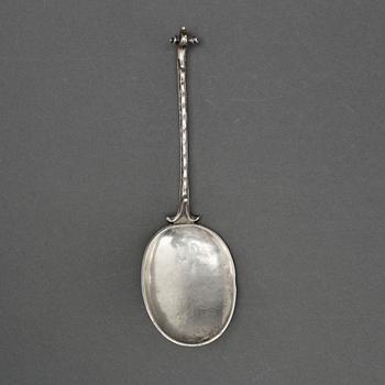 1043. A Swedish 17th century silver spoon, marks of Henrik Möller, Stockholm (1645-1690).