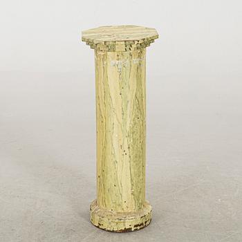 A 20TH CENTURY PEDESTAL.