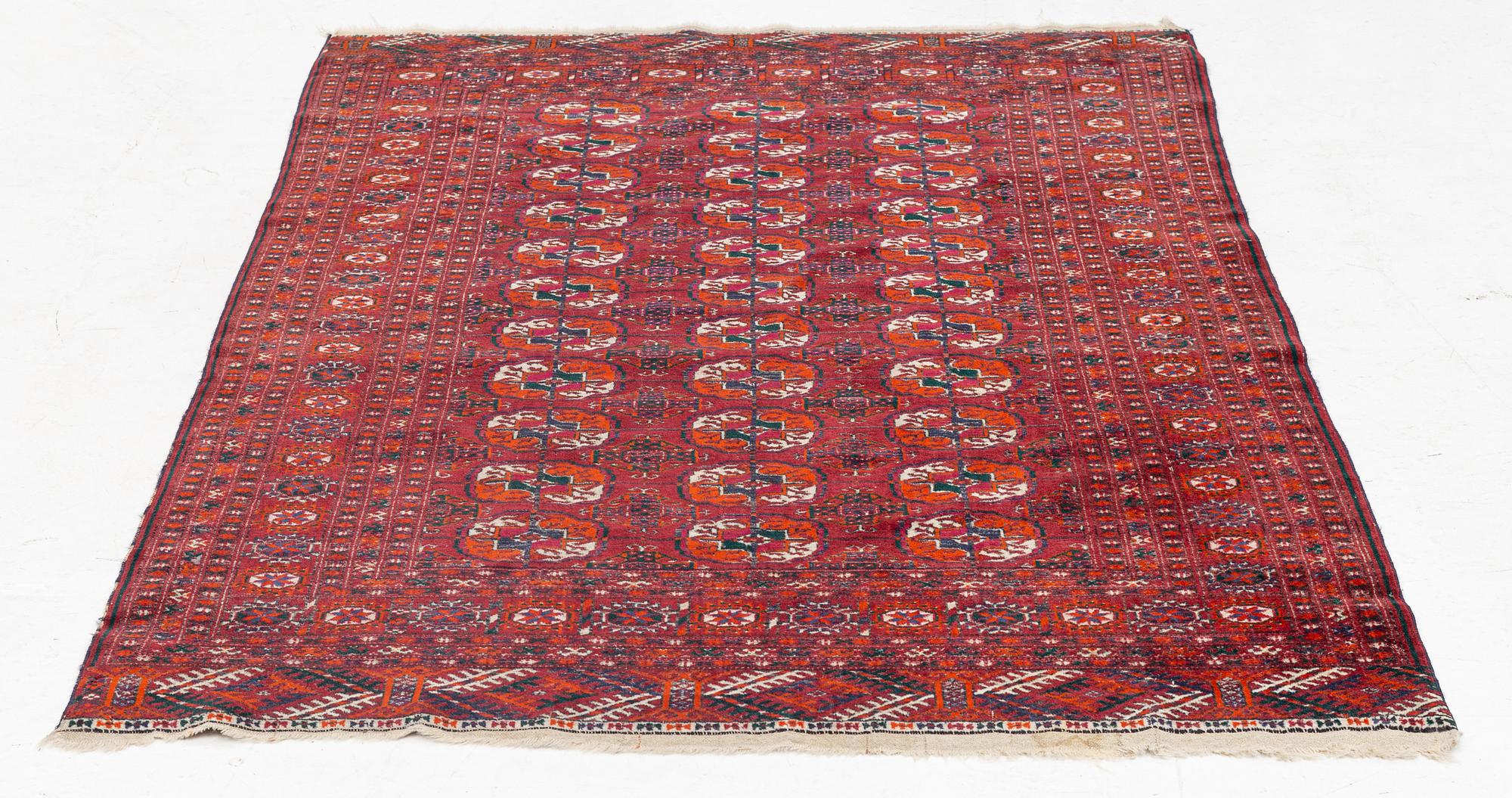 A semi-antique rug, Tekke, ca. 162 x 112 cm.