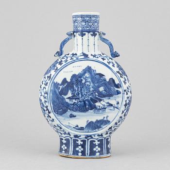 A blue and white moonflask, Qing dynasty, 19th Century.