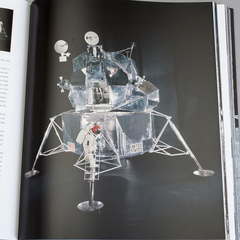 BOK samt AUTOGRAF, "Moonfire", Norman Mailer, Buzz Aldrin, numrerad AP 181/200.