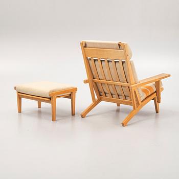 Hans J. Wegner, fåtölj med fotpall, "GE375", Getama, Danmark, 1970-tal.