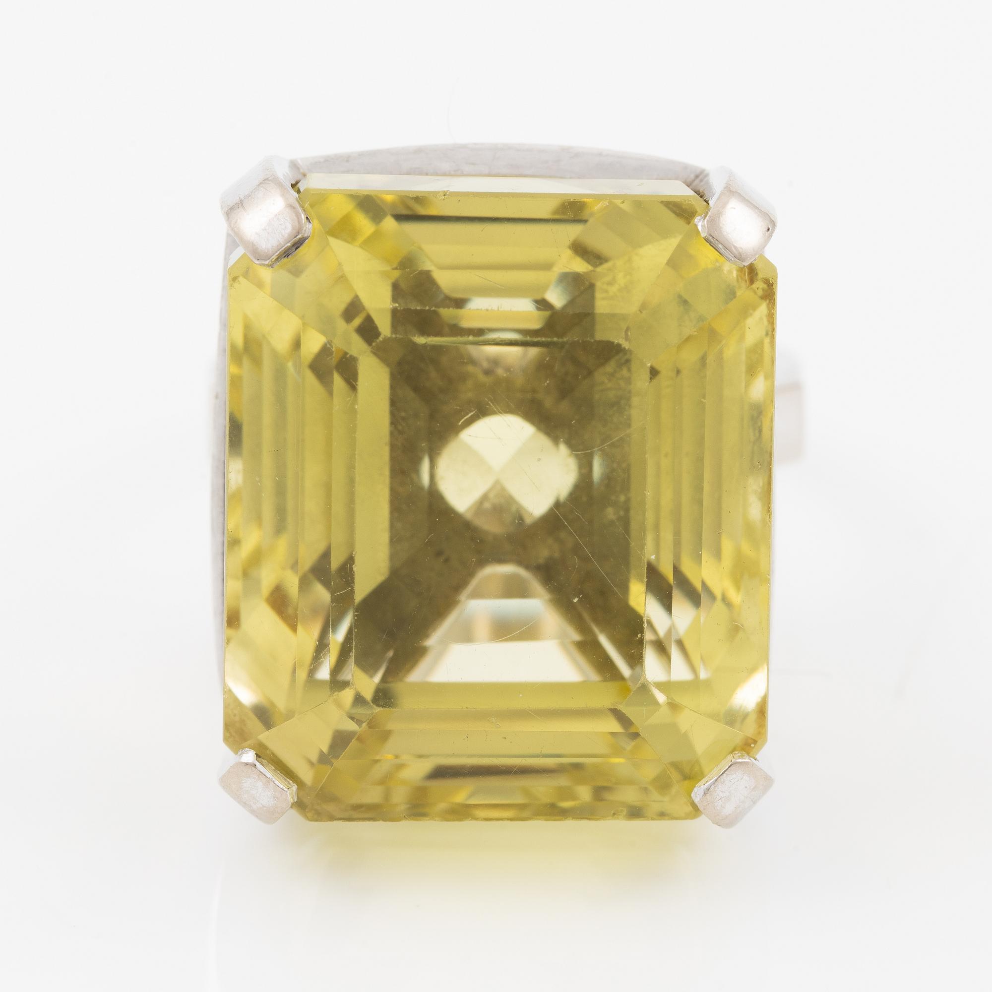 Ring 18K white gold with lime-coloured step-cut quartz.