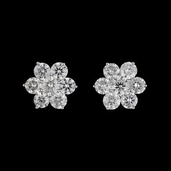 1116. A pair of brilliant cut earrings, tot. app. 3.20 cts.