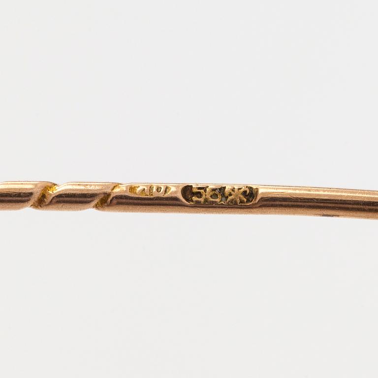 Brooch, faceted pyrope garnet, 14K (56) gold, St. Petersburg, late 19th century.