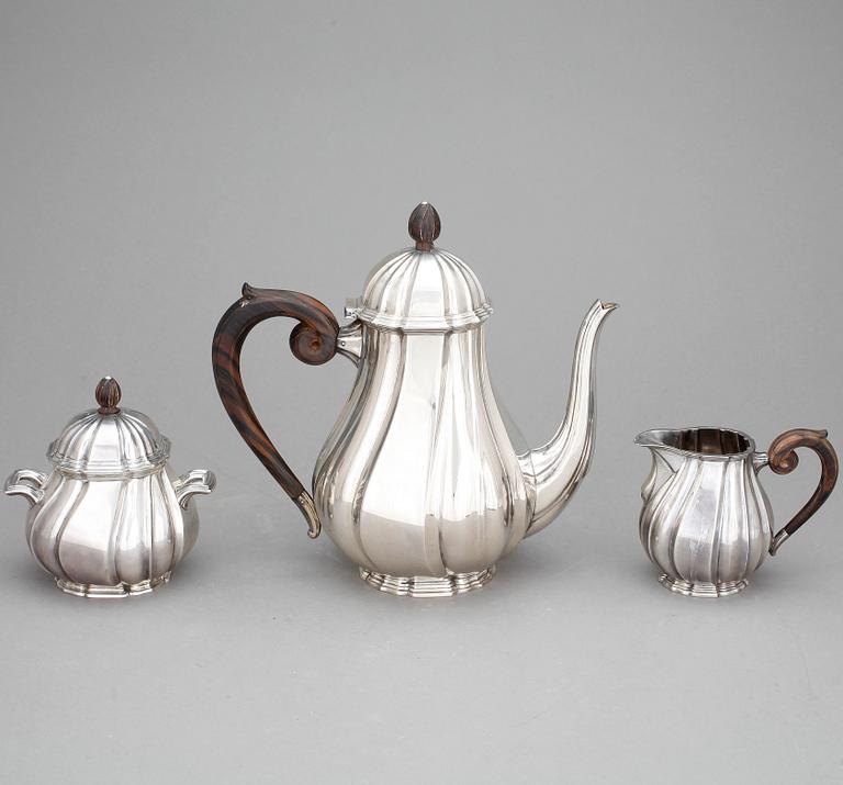 KAFFESERVIS, 3 delar, silver, svenska importstämplar, 1900-talets första hälft. Tot ca 1186 gram.