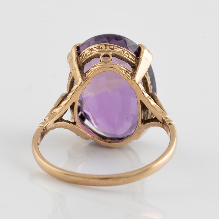 Ring, guld med oval fasettslipad ametist.