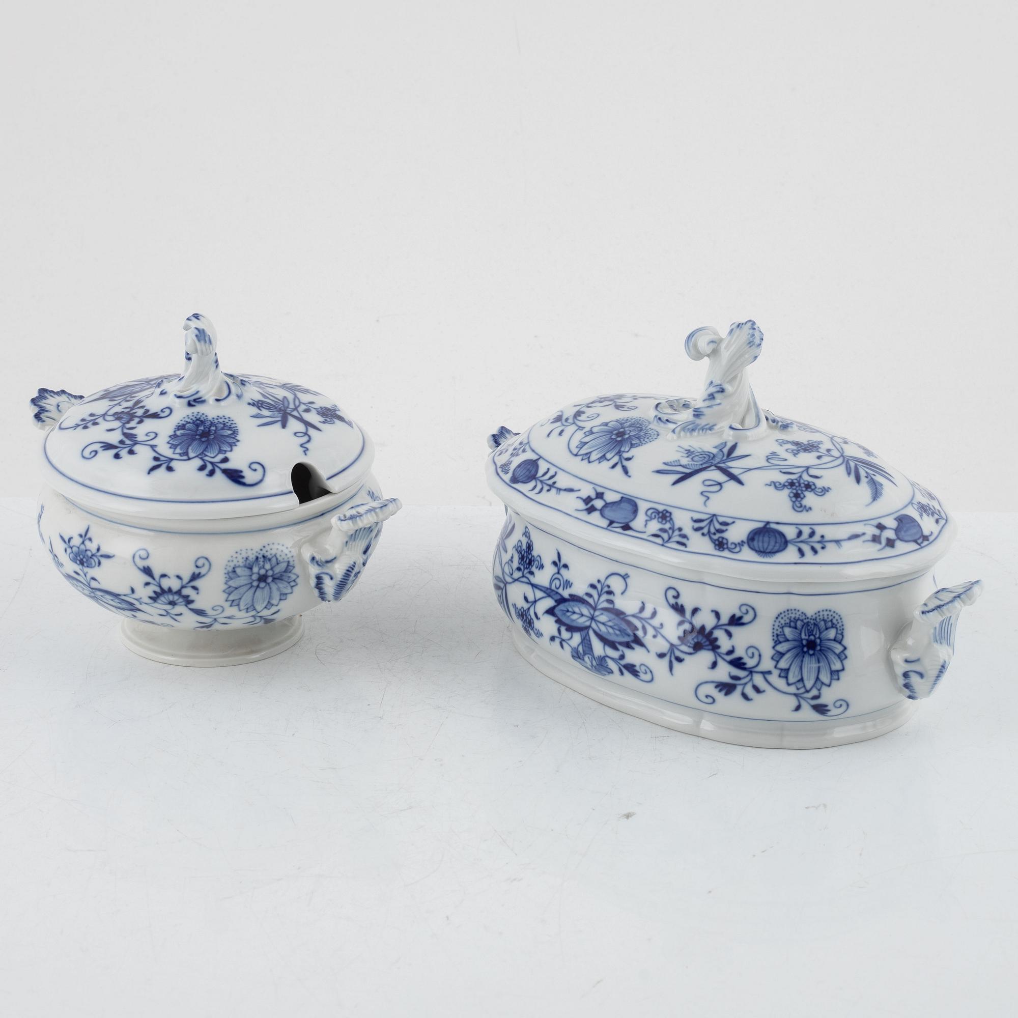 Three 'Zwiebelmuster' porcelain pieces, Meissen, first half of the 20th Century.