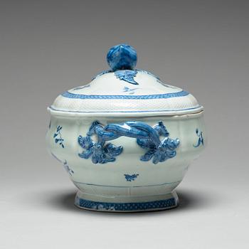 A blue and white tureen with cover, Qing dynasty, Qianlong (1736-95).
