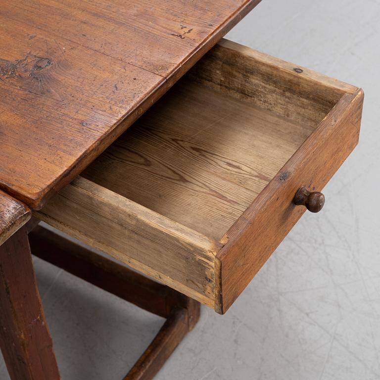 A pine gate-leg table, 19th Century.