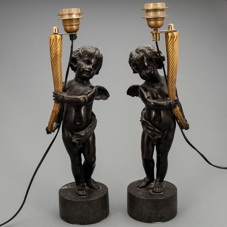 BORDSARMATURER, ett par, brons, Louis XVI-stil, 1900-tal.