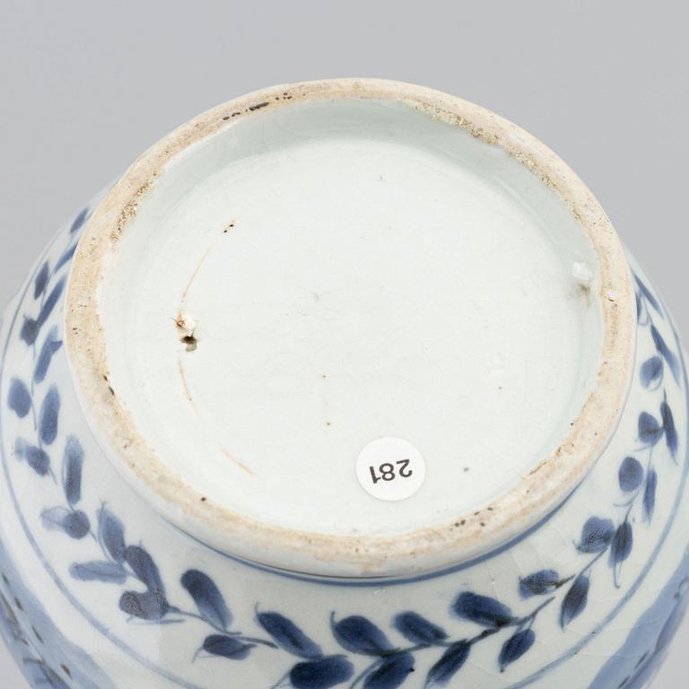 A blue and white porcelain ewer, Transition.