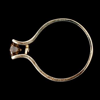 RING, 14 k guld, med solitär briljant 0.81 ct och mindre briljanter.