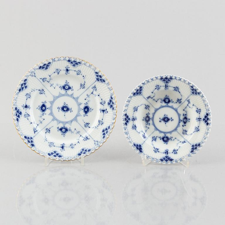 Two 'Blue Fluted Full Lace' / 'Musselmalet' porcelain dishes, model 1081 and 1087, 20th century.