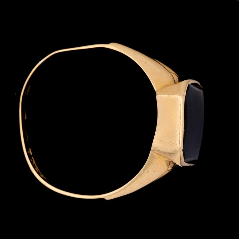 RINGAR, 2 st, 18k guld med gul citrin o svart sten. Bla 1830/40-tal. Tot vikt 9,2g.