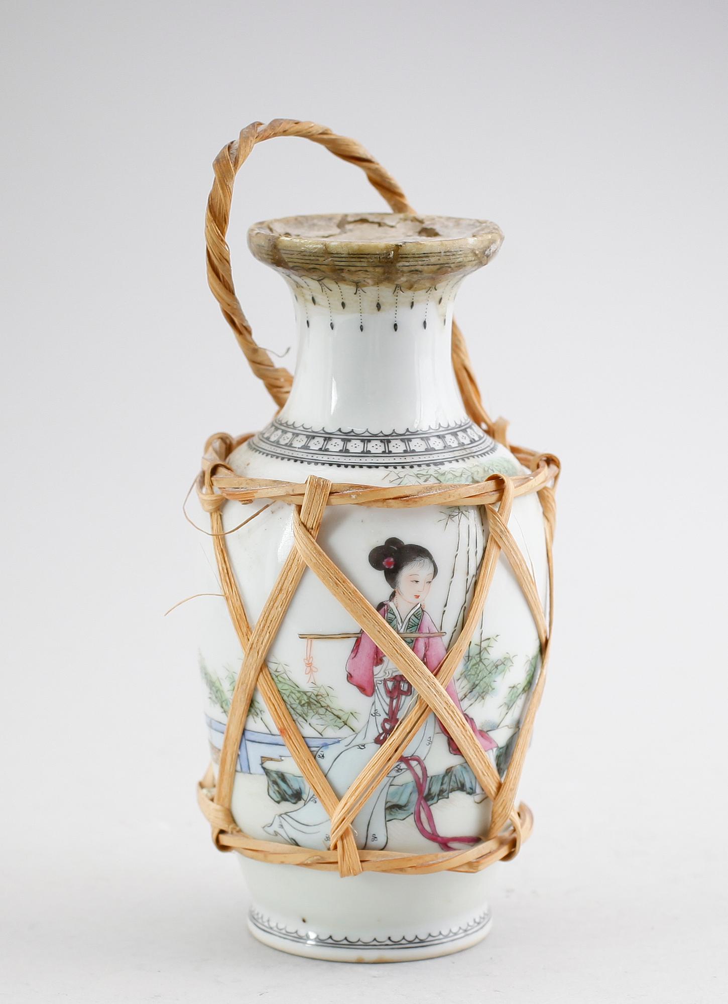 KRYDDFLASKA, porslin, Kina, 1900-tal.