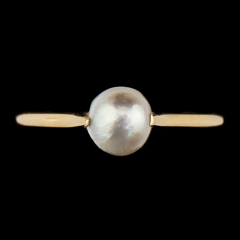 RING, 18k guld med orientalisk pärla, Gustav Dahlgren & Co, Malmö. Vikt 2 g.
