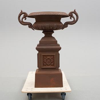 TRÄDGÅRDSURNA, gjutjärn, empirestil. 1900-/2000-tal.