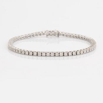 Tennisarmband med briljantslipade diamanter totalt ca 3,72 ct, med report HRD.