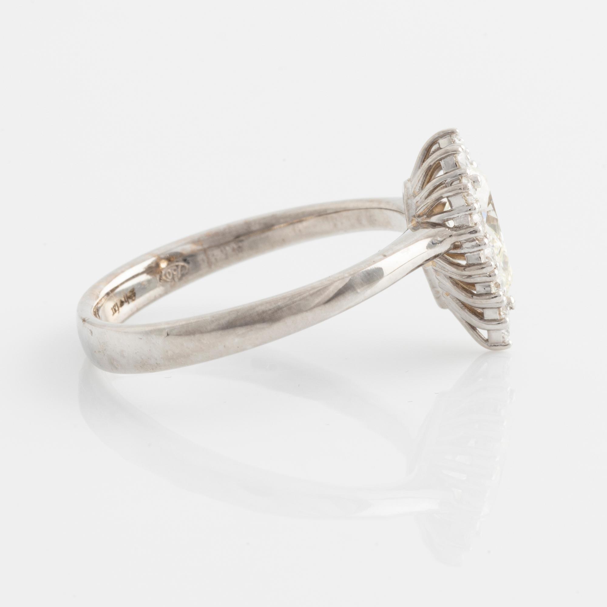 Ring med droppslipad diamant 0,70 ct, med GIA dossier.