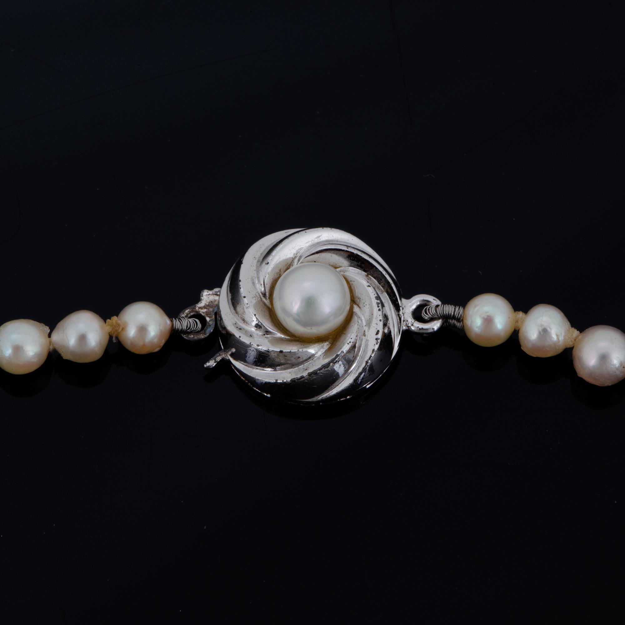 PÄRLCOLLIER, med odlade doserade pärlor.