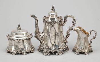 KAFFESERVIS, tre delar, silver, CG Hallberg, Stockholm, 1907. Tot vikt ca 1991 g.