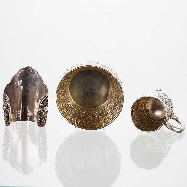 SILVERFÖREMÅL, 3 st, England/Indien. Tot. vikt ca. 384,4 g.