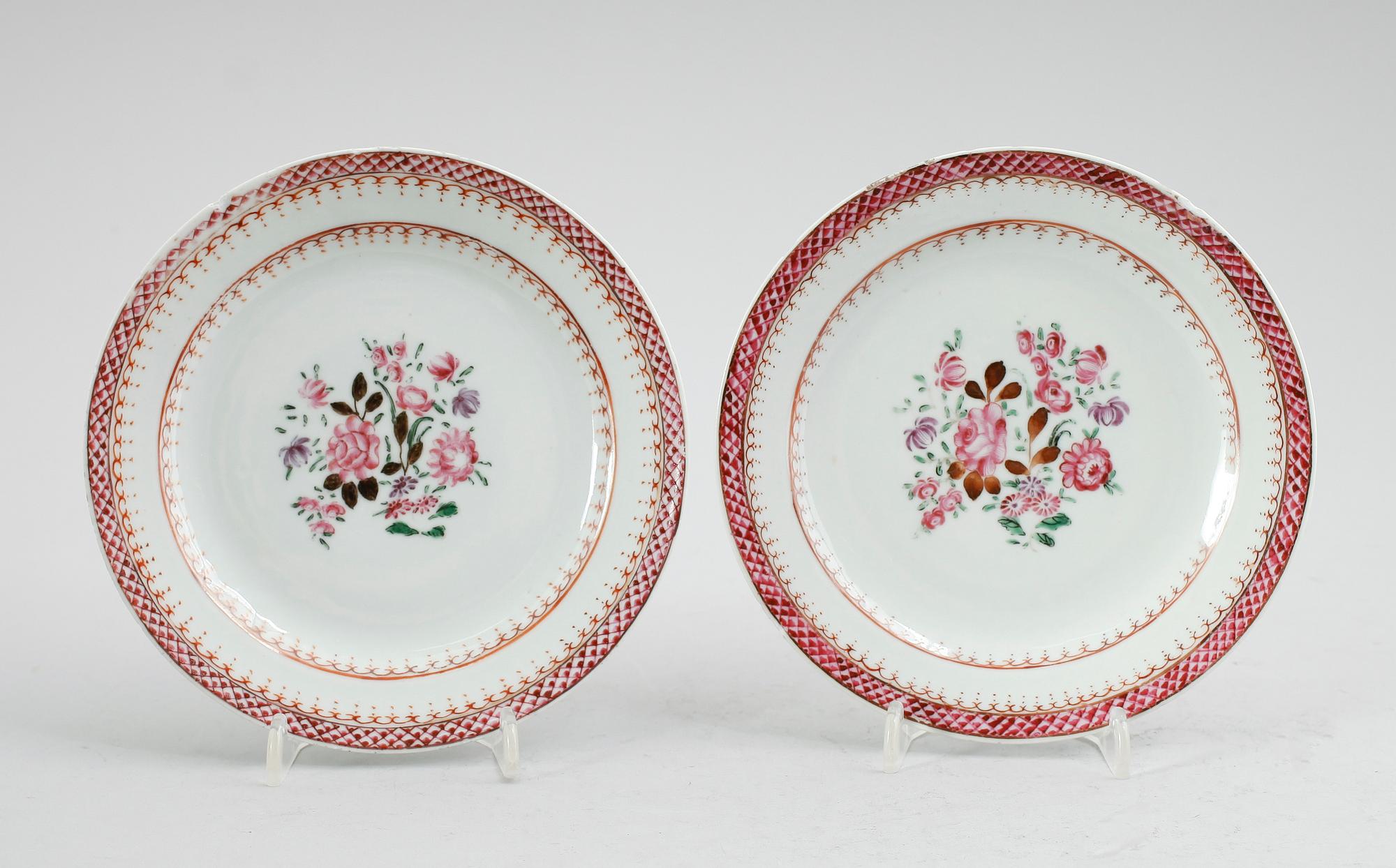 TALLRIKAR, 1 par, porslin, Kina, Qianlong 1736-1795.