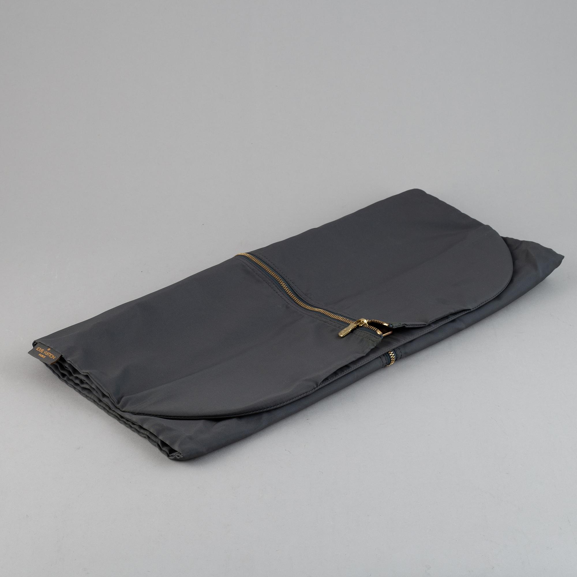 LOUIS VUITTON, 'Helanga' weekendbag with garment cover.