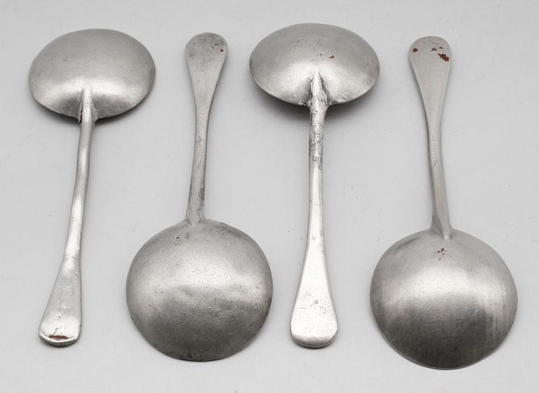 BRÄNNVINSSKEDAR, 4 st snarlika, tenn, 1700-/1800-tal.