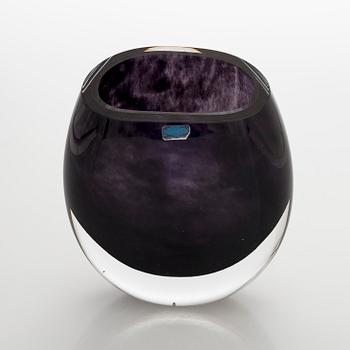 Kerttu Nurminen, vas, signerad K. Nurminen Nuutajärvi.