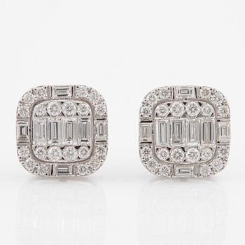 Earrings, 18K white gold set with brilliant-cut and baguette-cut diamonds.