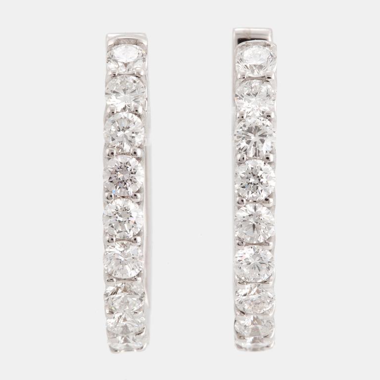 ÖRHÄNGEN, kreoler med briljantslipade diamanter.