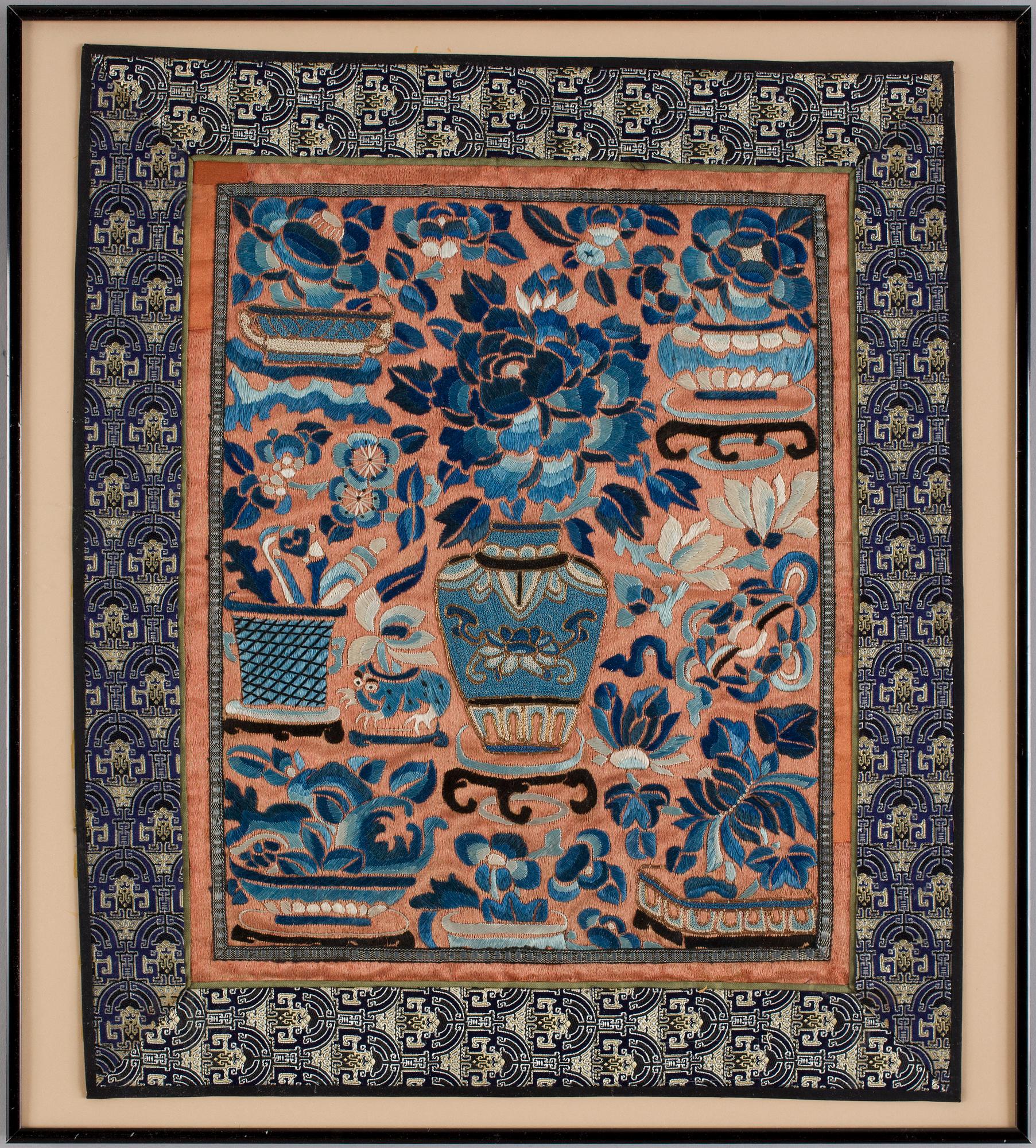 BRODERIER, 12 delar, bl.a. i siden. Kina, 1800/1900-tal.