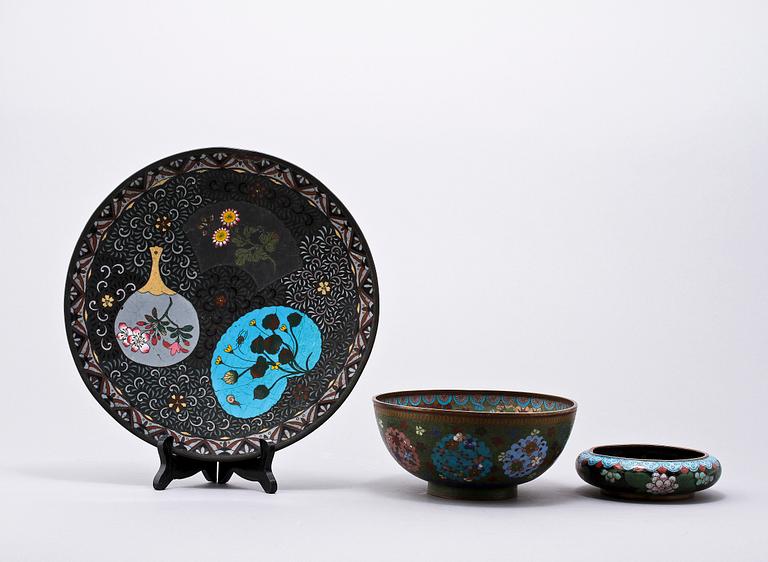 SKÅLAR, 2 st samt SKÅLFAT, cloisonné, orientaliskt, 1900-tal.